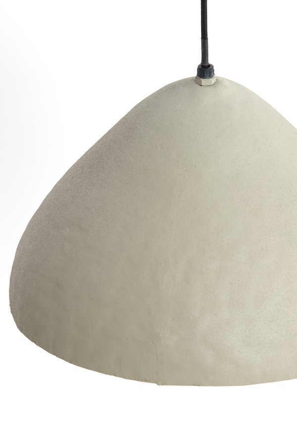Een close-up van een hangende, conische hanglamp met een glad, lichtgekleurd oppervlak. Het armatuur hangt aan een dun zwart snoer. De achtergrond is effen wit, wat de getextureerde afwerking van de lamp benadrukt.
