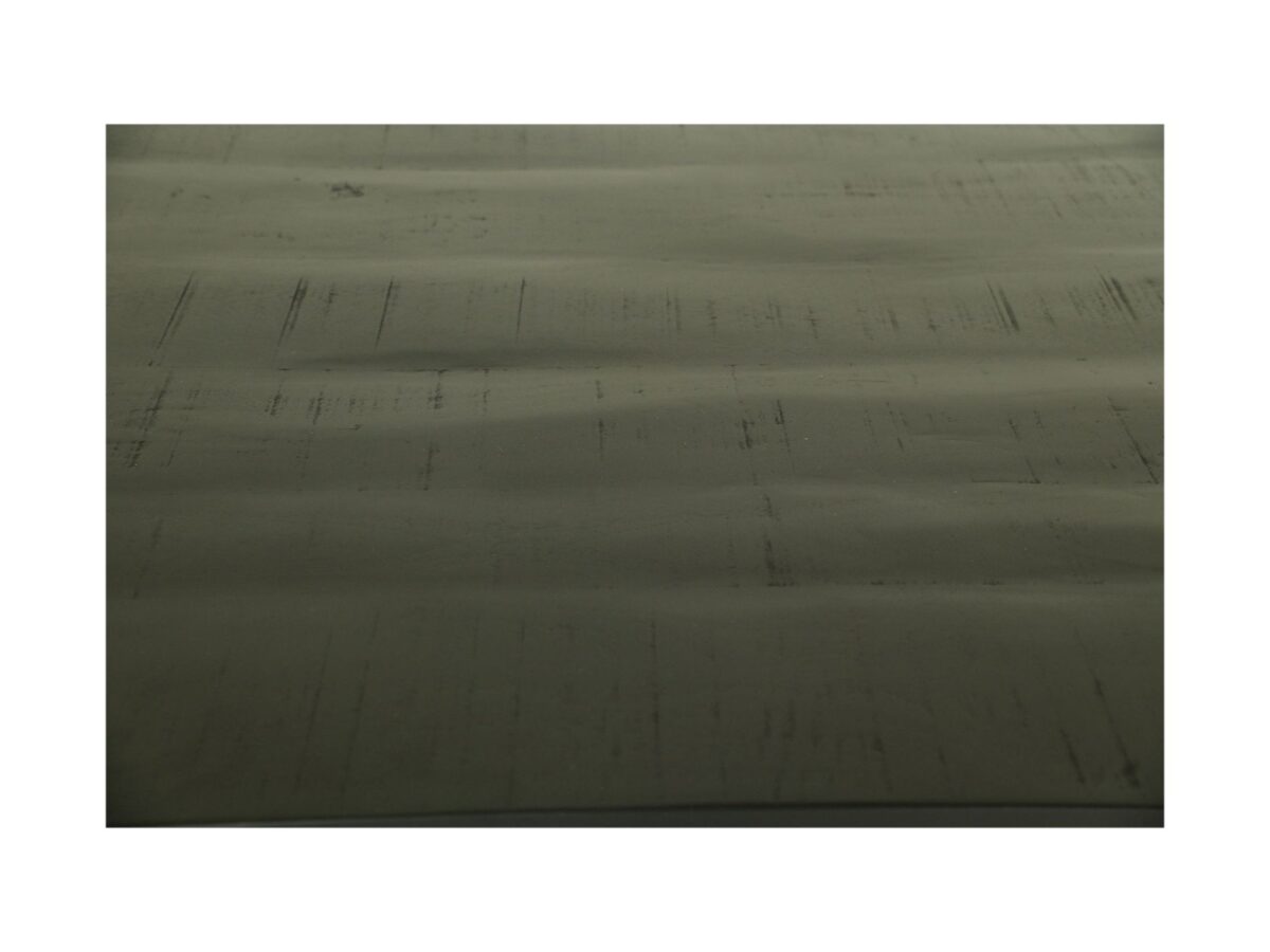 Close-up van een gestructureerd oppervlak met een groenige tint en subtiele lineaire patronen. De belichting creëert zachte schaduwen, waardoor de textuur wordt versterkt en diepte aan de afbeelding wordt toegevoegd.