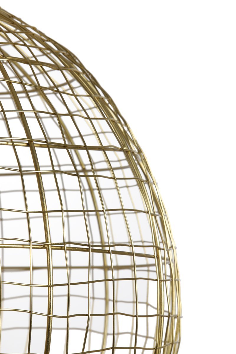 Close-up van een bolvormig decoratief object gemaakt van dunne goudkleurige metalen draden die een rasterpatroon vormen. De achtergrond is effen wit. Het ontwerp creëert een open, luchtige uitstraling.