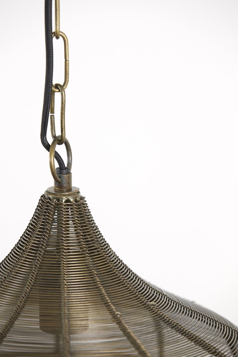 Close-up van een hangende lampenkap met een conische vorm. De kap is gemaakt van dunne metalen draden die in een strakke spiraal zijn gerangschikt. Een metalen haak en een zwart snoer zijn zichtbaar aan de bovenkant, tegen een effen witte achtergrond.