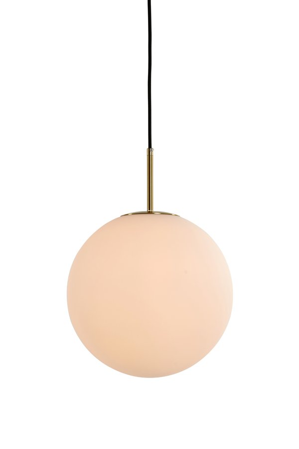 Een bolvormige hanglamp met een kap van matglas en een messing accent hangt aan een zwart snoer tegen een witte achtergrond.