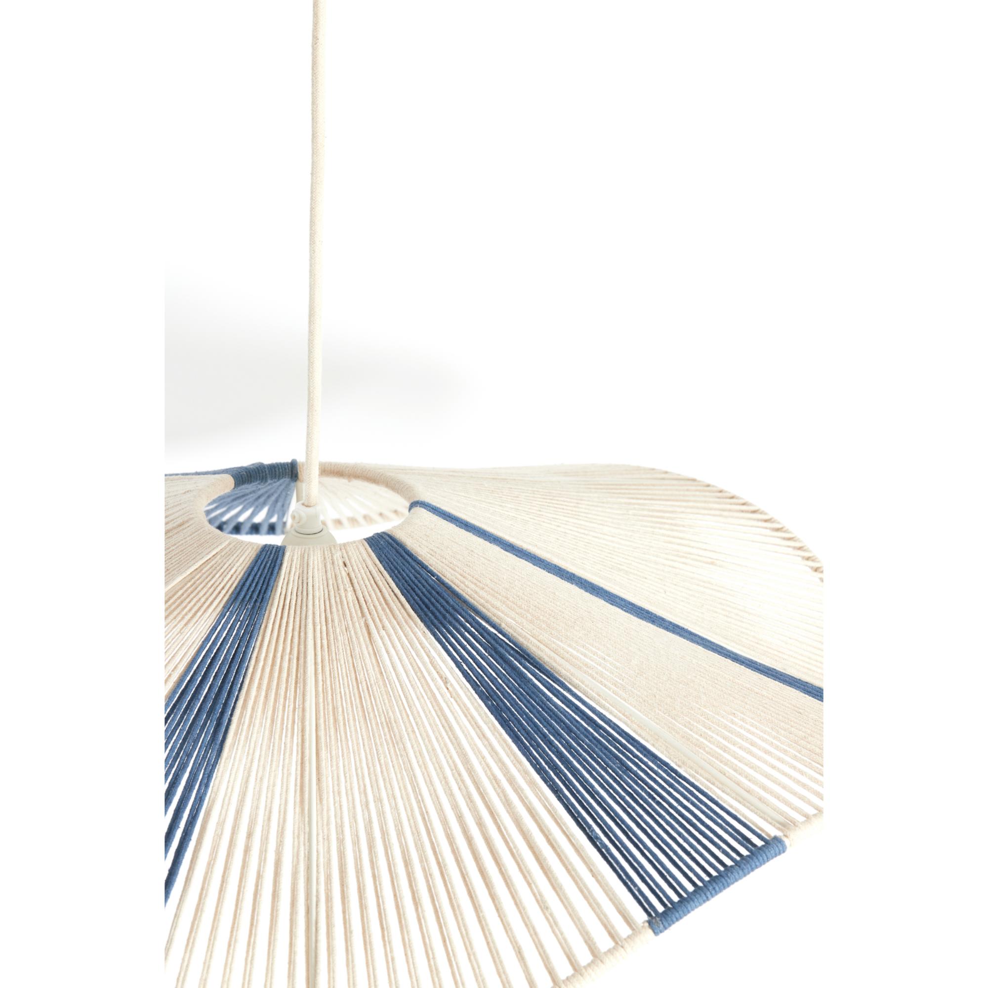 Close-up van een moderne hanglamp met een cirkelvormige geweven kap. Het ontwerp heeft afwisselende crème- en blauwe delen, waardoor een gestreept patroon ontstaat. Het snoer is zichtbaar en hangt aan de bovenkant van het midden van de kap.