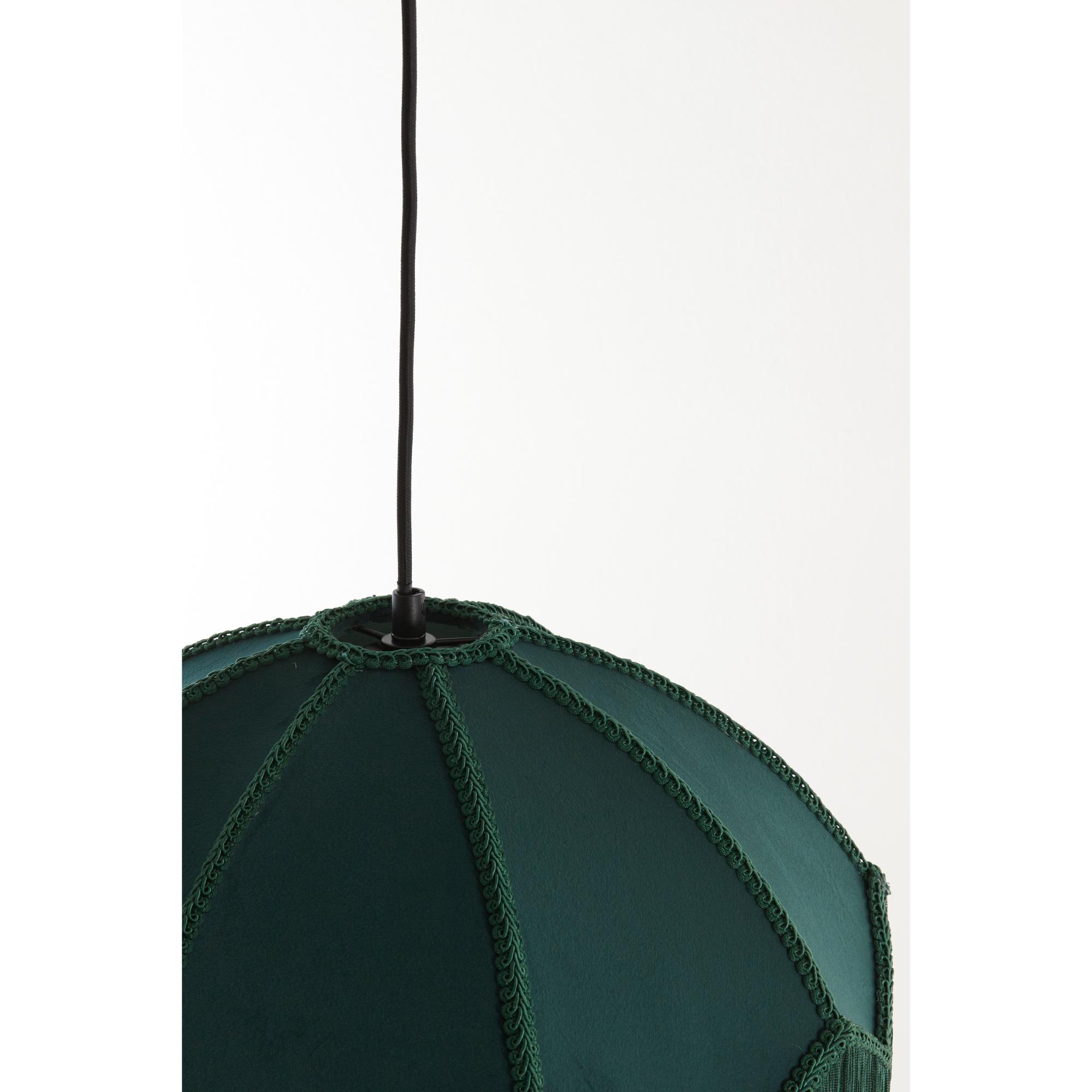 Close-up van een groene hangende lampenkap met decoratieve rand en een zwart snoer tegen een witte achtergrond. De lampenkap heeft een ronde, paraplu-achtige structuur.
