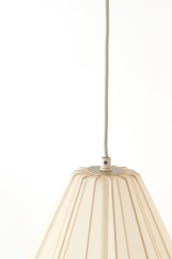 Close-up van een hanglamp met een beige, geplooide lampenkap. De lamp hangt aan een wit snoer tegen een effen witte achtergrond, wat het eenvoudige en elegante ontwerp benadrukt.