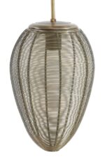 Een hangende hanglamp met een langwerpige ovale vorm. Het heeft een gaaspatroon in een kruislings patroon en heeft een metalen, messing afwerking. De lamp hangt aan een verticale staaf die aan de bovenkant is bevestigd.