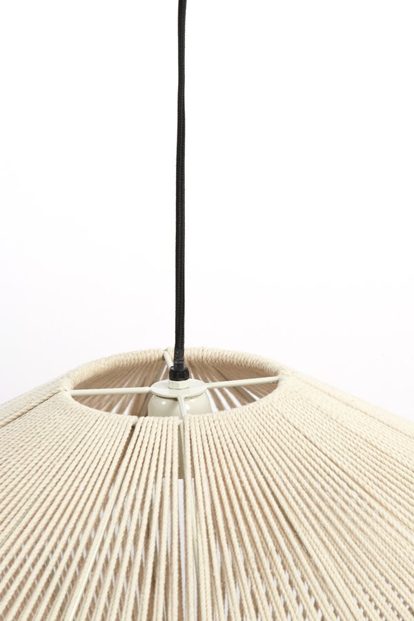 Close-up van een beige geweven lampenkap met een zwart snoer dat in het midden hangt. Het geweven patroon creëert een cirkelvormig, gestructureerd uiterlijk waardoor licht zachtjes verspreid wordt. De achtergrond is effen wit.