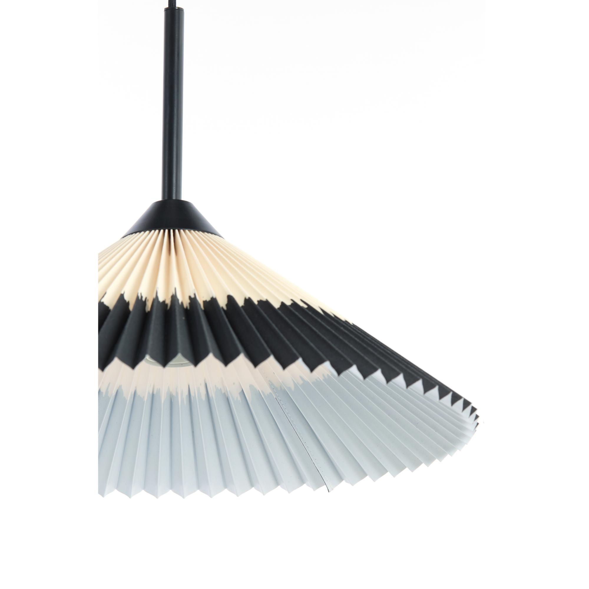 Close-up van een moderne hanglamp met een geplooide kap in een kleurverloop van crème naar lichtgrijs. De kap is bevestigd aan een dun zwart snoer, tegen een effen witte achtergrond.