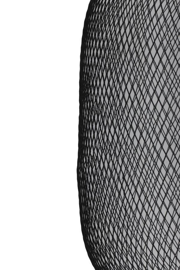 Close-up van een zwart gaasmateriaal dat een ronde vorm vormt, tegen een effen witte achtergrond. Het gaas creëert een rasterpatroon met gelijkmatig verdeelde kruispunten, wat zorgt voor een getextureerd en abstract uiterlijk.