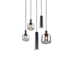 Een set moderne hanglampen met zwarte cilindrische armaturen en heldere glazen kappen, elk met een LED-lamp. De lampen hangen op verschillende hoogtes, wat een stijlvolle en eigentijdse look creëert.