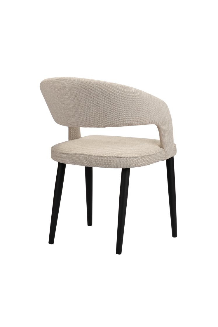 Een moderne stoel met een crèmekleurige gestoffeerde rugleuning en zitting. Het heeft een gebogen rugontwerp en wordt ondersteund door vier slanke, zwarte poten. De stoel is schuin afgebeeld, wat de strakke en minimalistische stijl benadrukt.
