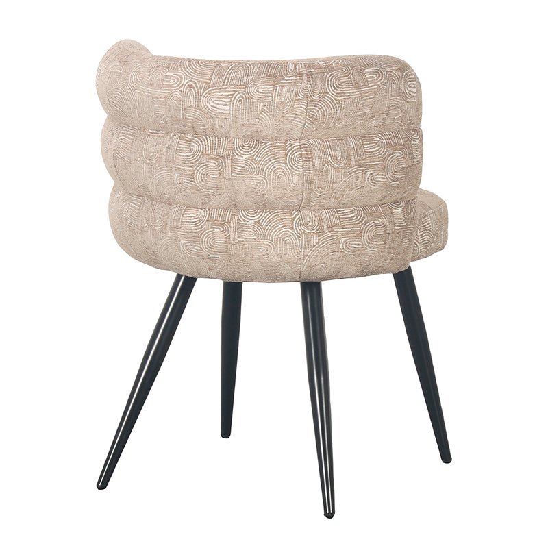 Een beige draaistoel met een gestructureerd cirkelvormig patroon en zwarte taps toelopende poten is van achteren te zien. De stoel heeft een ronde, gewatteerde rugleuning met een modern design.