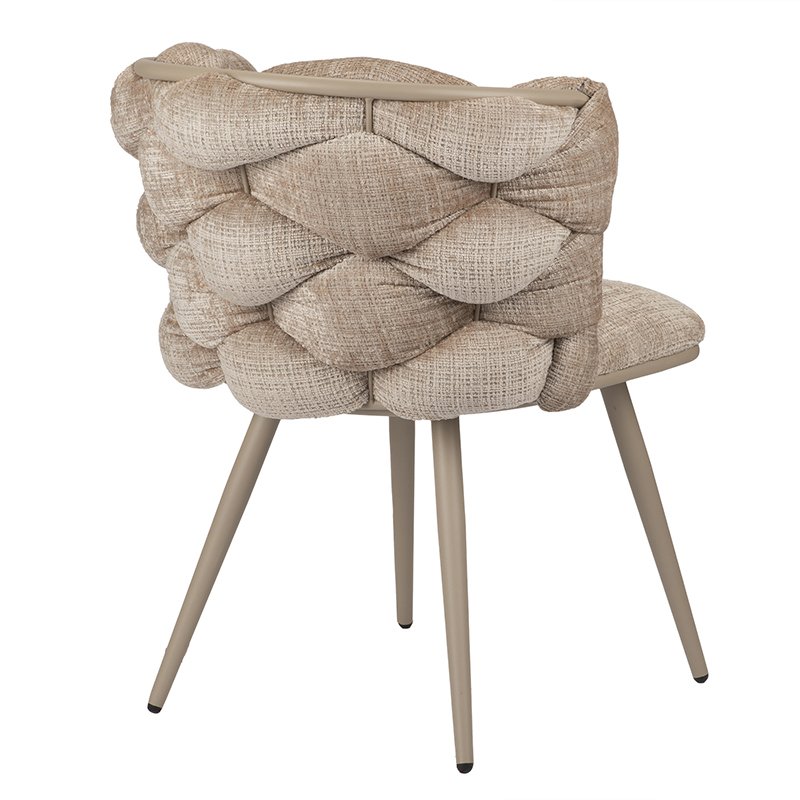Een beige, getextureerde stoel met een uniek, geweven ruitpatroon op de rugleuning. Het heeft vier hoekige, lichtbruine poten. Het ontwerp van de stoel is eigentijds en stijlvol.