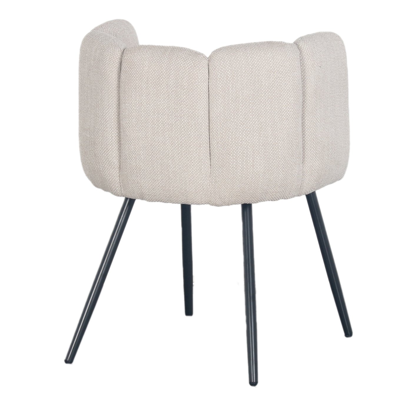 Crèmekleurige, ronde stoel met een getextureerde stoffen afwerking, met vier zwarte, slanke, hoekige metalen poten. Het moderne ontwerp combineert comfort en stijl, geschikt voor een hedendaags interieur.