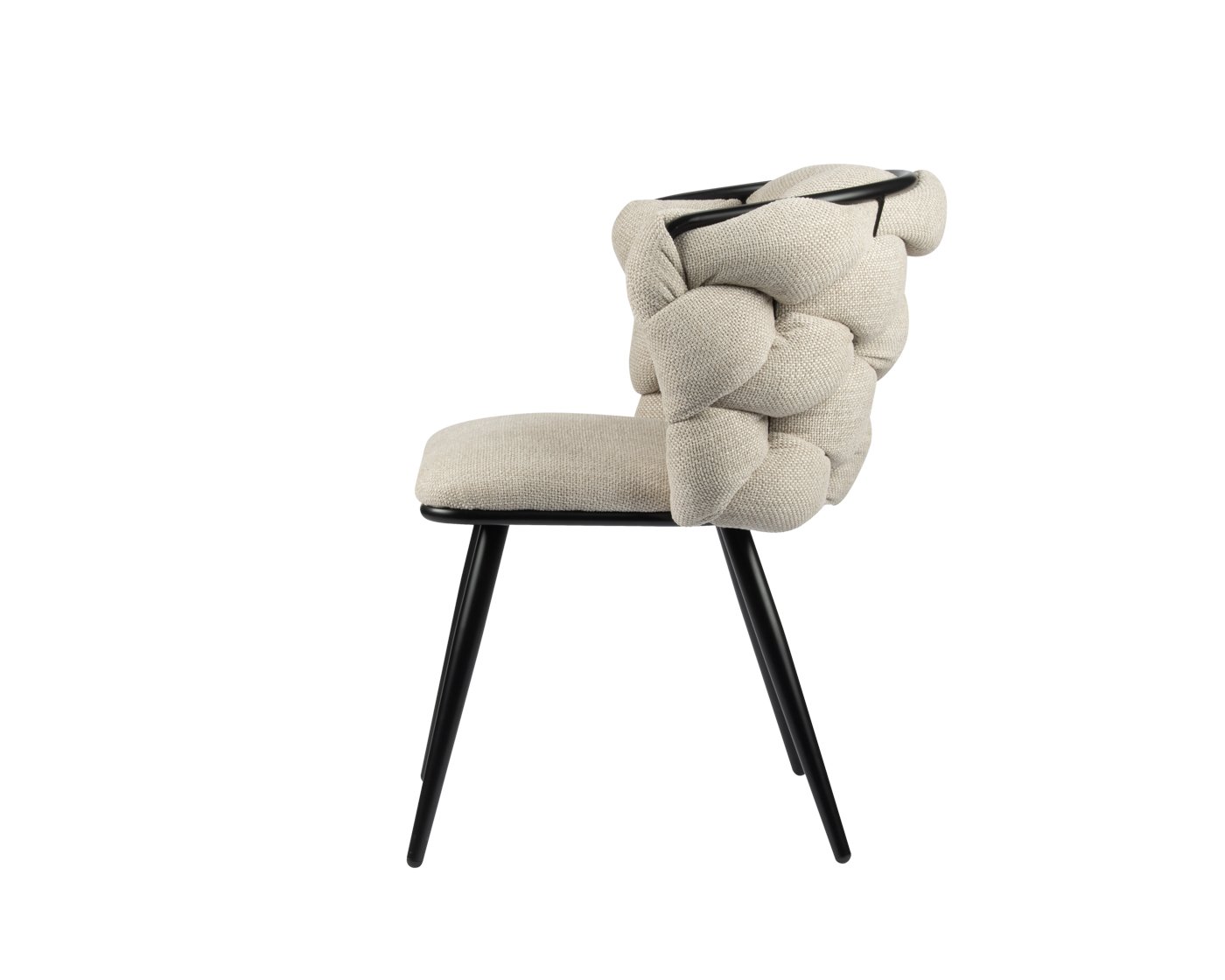 Zijaanzicht van een moderne stoel met een gewatteerde, geweven rugleuning, lichtbeige stof en zwarte metalen poten. Het ontwerp van de stoel is eigentijds en artistiek, en combineert comfort met een unieke gevlochten textuur.