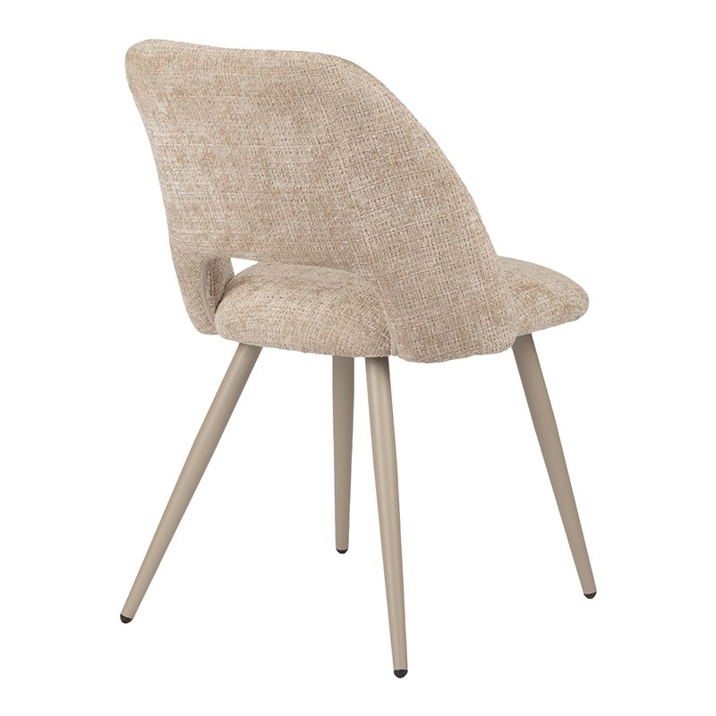 Een moderne eetkamerstoel met een lichtbeige stoffen bekleding, met een brede rugleuning en een open ruimte eronder. De stoel heeft vier taps toelopende houten poten met een lichte afwerking, naar buiten gericht voor stabiliteit.