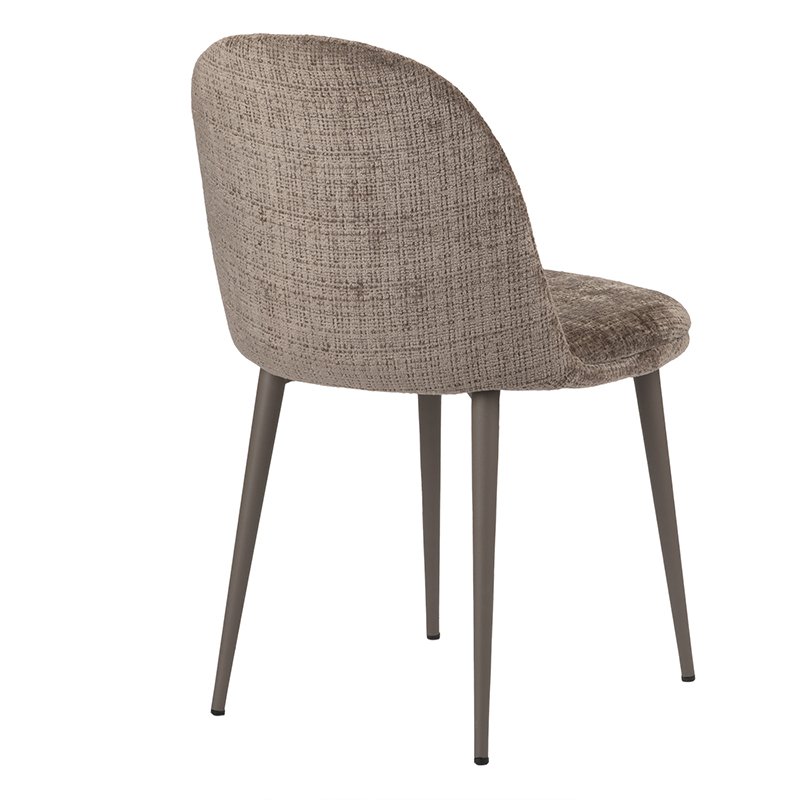 Een moderne eetkamerstoel met een gebogen rugleuning en een gewatteerde zitting bekleed met getextureerde beige stof. Hij staat op vier slanke, grijze metalen poten. De stoel wordt van achteren bekeken vanuit een lichte hoek.