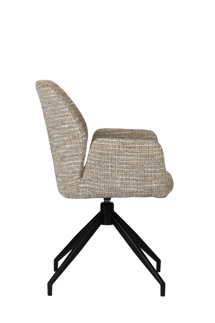 Een zijaanzicht van een moderne stoel met een getextureerde beige stoffen zitting en een zwarte metalen draaivoet met vier poten. De stoel heeft een gebogen rugleuning en een minimalistisch ontwerp.
