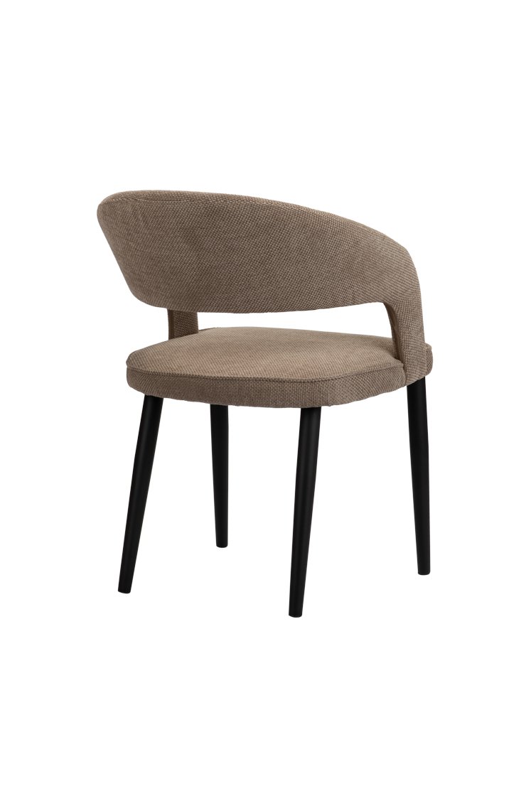 Een beige gestoffeerde stoel met een gebogen rugleuning, met houten poten. Het minimalistische ontwerp van de stoel is naar rechts gekanteld, wat de moderne esthetiek en ondersteunende structuur benadrukt.