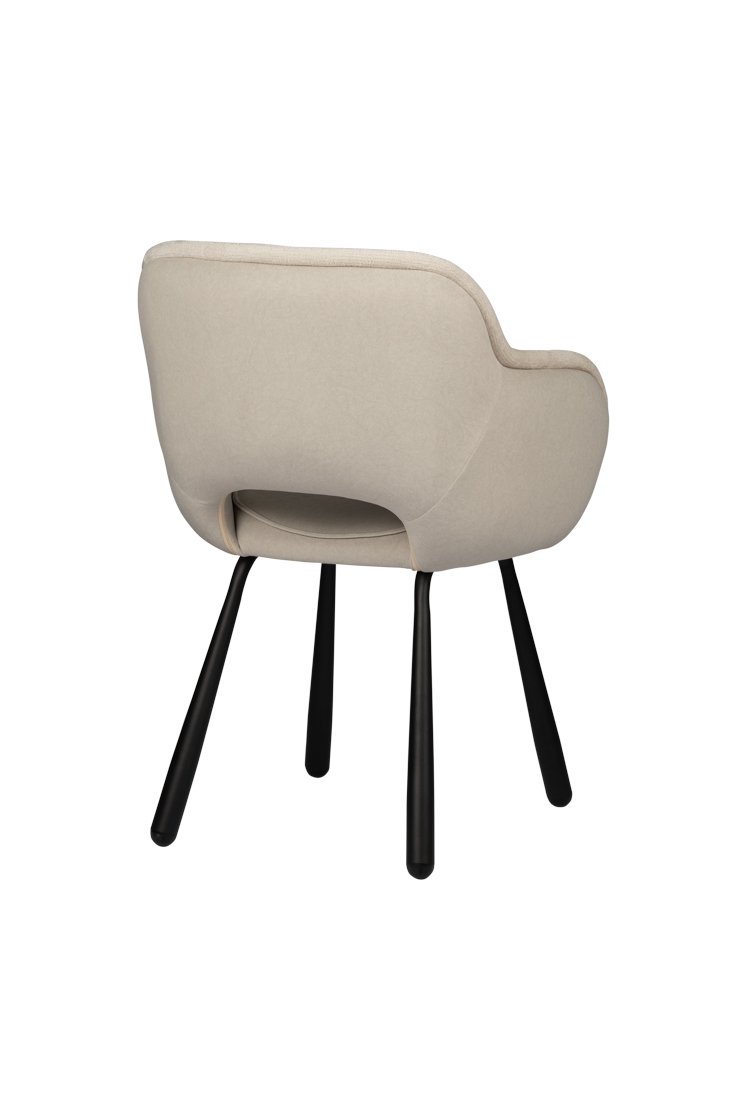 Beige gestoffeerde stoel met een gebogen rugleuning, met een uitsparing aan de basis. Het heeft vier zwarte, licht taps toelopende poten, wat zorgt voor een moderne en elegante look.