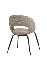 Een moderne stoel met een gebogen rugleuning en open opening, bekleed met een getextureerde beige stof. Het heeft een zachte ronde zitting en staat op vier slanke zwarte metalen poten, wat een minimalistisch ontwerp laat zien.