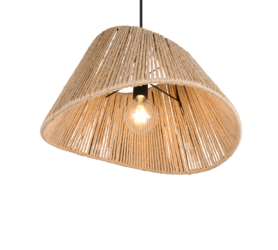 Een hangende hanglamp met een kegelvormige kap van geweven natuurlijke vezels. De gloeilamp binnenin gloeit zacht, wat een warme en gezellige sfeer geeft. Het snoer is zwart, wat contrasteert met de rustieke textuur en kleur van de kap.
