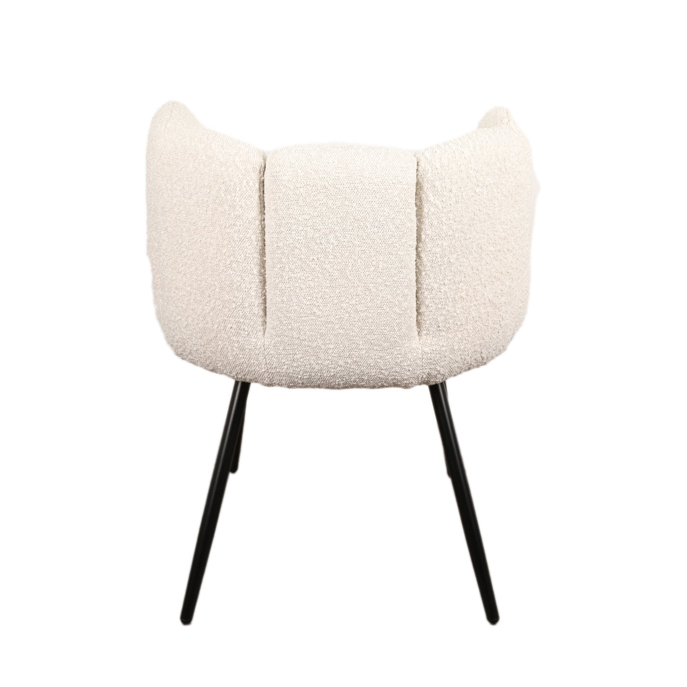 Een achteraanzicht van een moderne, crèmekleurige gestoffeerde stoel met een gebogen rugleuning en vier slanke zwarte poten. De stoel heeft een zachte, gestructureerde stof, wat hem een gezellige uitstraling geeft. Het eenvoudige ontwerp is geplaatst tegen een witte achtergrond.