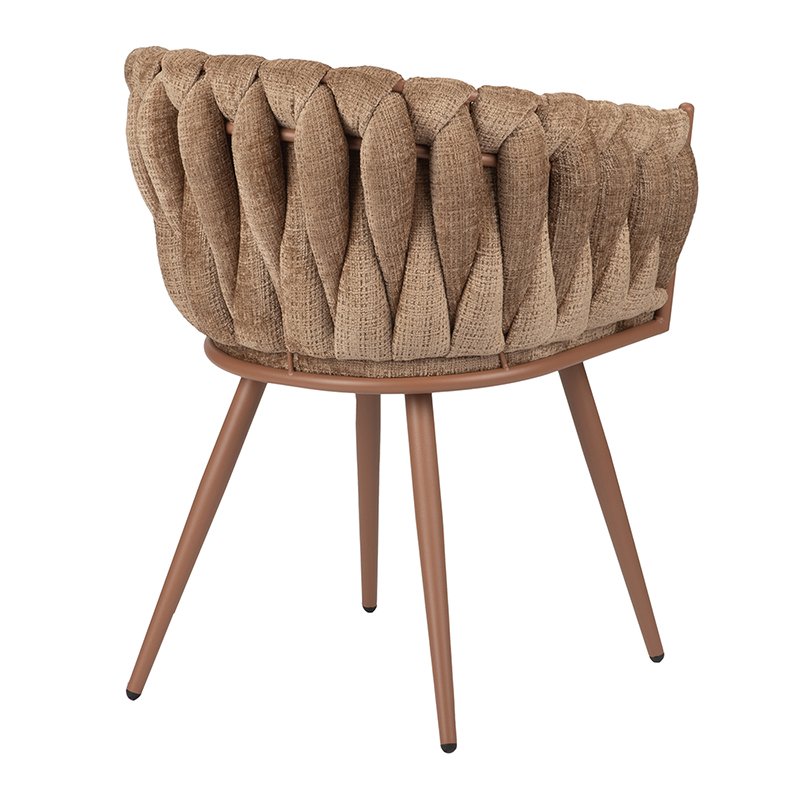 Een stoel met een geweven, getextureerde beige stoffen rugleuning en zitting. Het heeft vier slanke, hoekige houten poten met een gladde afwerking, wat een moderne en stijlvolle uitstraling creëert. De rugleuning en zijkanten van de stoel hebben een mandachtig weefsel.