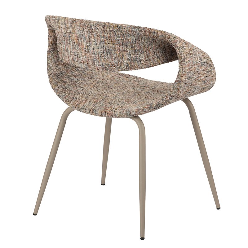 Een moderne stoel met een geweven, veelkleurige stoffen zitting en rugleuning met een open, gebogen design. De stoel heeft vier strakke, hoekige poten in een lichtbeige kleur.