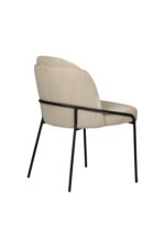 Moderne, beige gestoffeerde stoel met een gebogen rugleuning en slanke, zwarte metalen poten, die licht naar links hellen tegen een effen witte achtergrond.