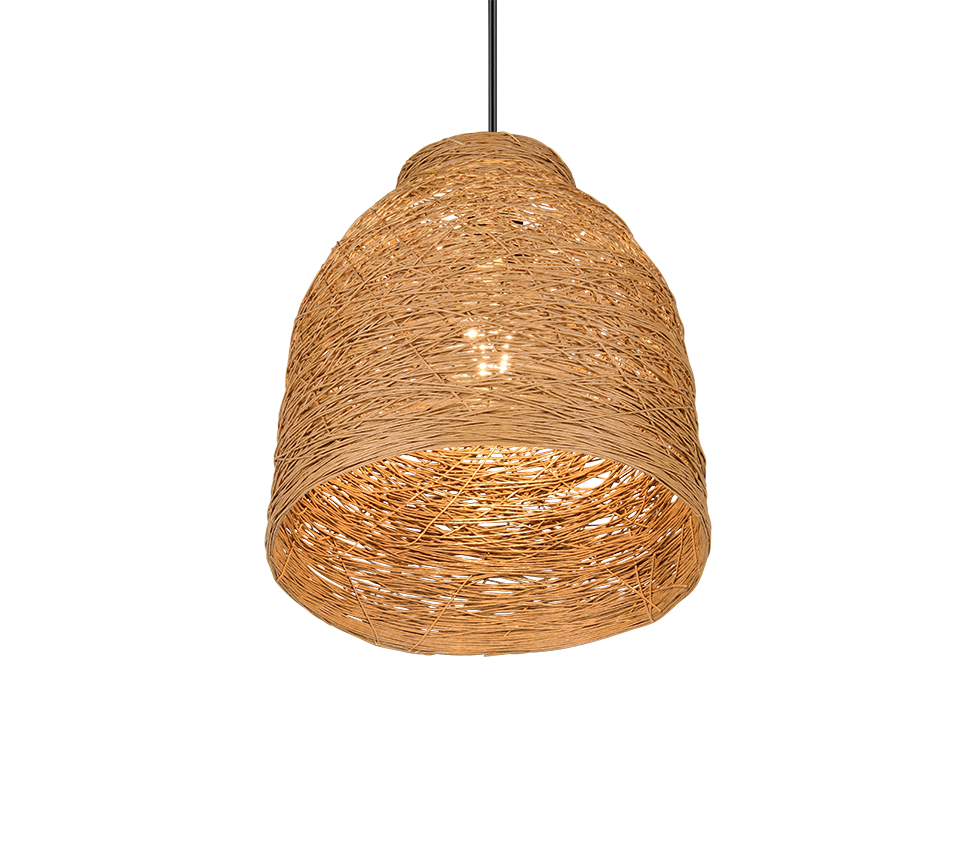 Een geweven rotan hanglamp met een koepelvorm hangt aan een zwart snoer tegen een witte achtergrond. Het licht van binnenuit werpt een warme gloed, waardoor het ingewikkelde weefpatroon van de natuurlijke vezels wordt benadrukt.