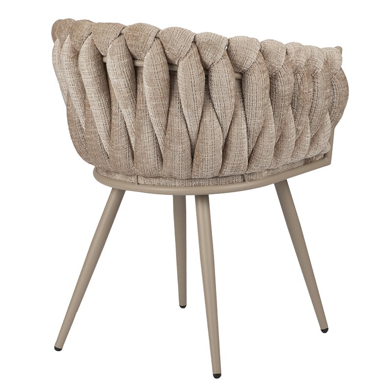 Moderne stoel met een uniek geweven ontwerp op de rugleuning, met beige stof en strakke beige metalen poten. De algehele stijl is eigentijds en chic.
