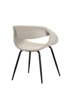 Een moderne, beige stoel met een uniek open rugleuningontwerp. Het heeft een met stof beklede zitting en vier slanke, zwarte metalen poten. De stoel staat op een witte achtergrond.
