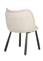 Een moderne, beige gestoffeerde stoel met een gebogen rugleuning en zwarte, licht schuin geplaatste poten, van achteren afgebeeld op een witte achtergrond.