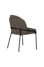 Een moderne stoel met een gewatteerde bruine zitting en rugleuning. Het heeft een strak zwart metalen frame met vier poten. Het ontwerp van de stoel is minimalistisch en benadrukt comfort en stijl. Van achteren gezien, tegen een effen witte achtergrond.