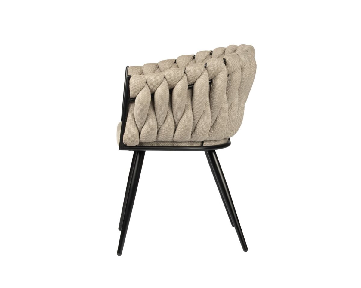 Zijaanzicht van een moderne stoel met zwarte metalen poten en een gevlochten beige stoffen zitting en rugleuning. De stoel heeft een strak, eigentijds uiterlijk met een getextureerde vulling.
