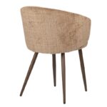 Een moderne eetkamerstoel met een ronde, beige getextureerde stoffen rugleuning en zitting. Hij heeft vier schuine houten poten met een donkere afwerking. De stoel staat op een witte achtergrond, iets naar rechts gericht.