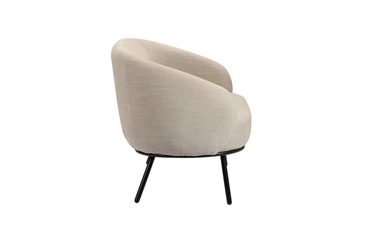Zijaanzicht van een moderne fauteuil met een beige stoffen bekleding en een gebogen rugleuning. De stoel heeft een strak design en wordt ondersteund door vier zwarte metalen poten. De achtergrond is effen wit.