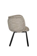 Een moderne stoffen stoel met een ronde rugleuning en beige bekleding, van achteren bekeken vanuit een hoek. De stoel heeft vier strakke zwarte poten en een minimalistisch design, tegen een witte achtergrond.