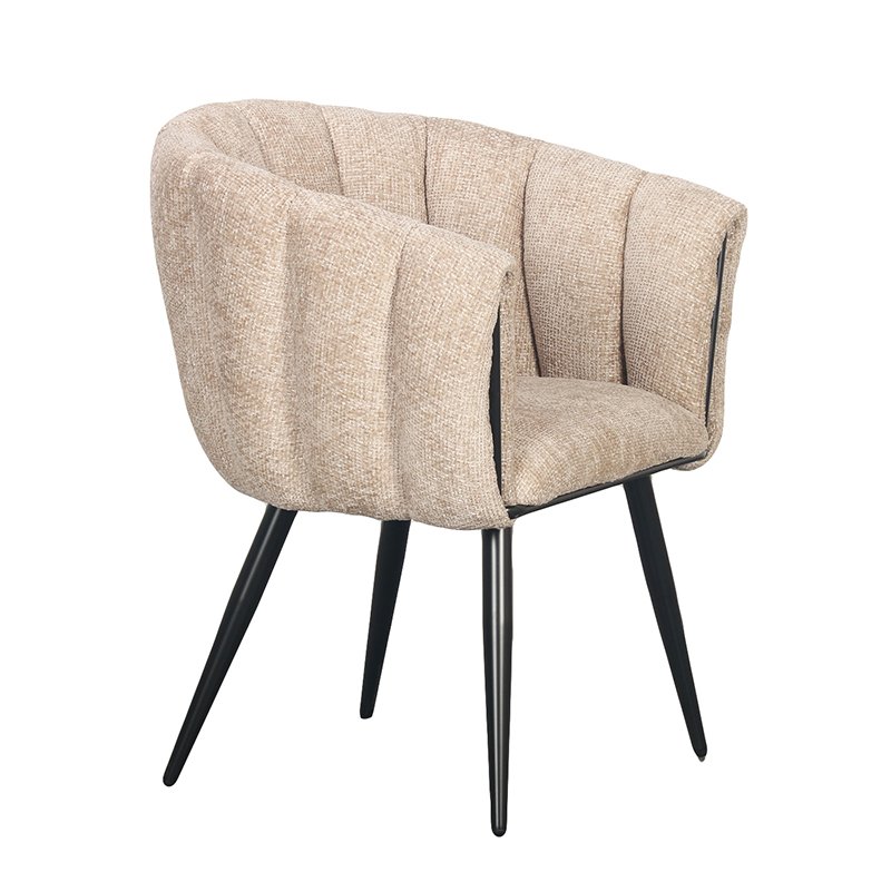 Een moderne beige gestoffeerde stoel met een gebogen, gewatteerde rugleuning en zitting. Hij rust op vier slanke, zwarte metalen poten die naar buiten staan, wat hem een strakke, eigentijdse look geeft.