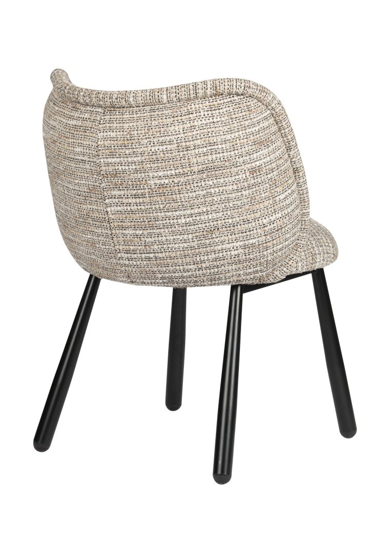 Een stoel met textuurstof en vier zwarte poten. De stoel heeft een gebogen rugleuning en een modern design, met beige en bruin geweven materiaal, wat hem een gezellige en stijlvolle uitstraling geeft. De foto is schuin van achteren genomen.