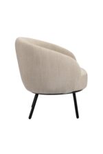 Zijaanzicht van een moderne, beige gestoffeerde fauteuil met een ronde rug en zwarte, metalen poten. De stoel heeft een minimalistisch design en is geïsoleerd op een witte achtergrond.