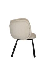 Een beige, gestoffeerde stoel met een ronde rugleuning en zitting, ondersteund door vier zwarte, hoekige poten, gezien vanaf de zijkant tegen een witte achtergrond.