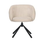 Een moderne, beige gestoffeerde stoel met een ronde rugleuning en een gewatteerde zitting. Het heeft een unieke zwarte metalen basis met vier hoekige poten die in het midden samenkomen, wat zorgt voor een eigentijdse look.