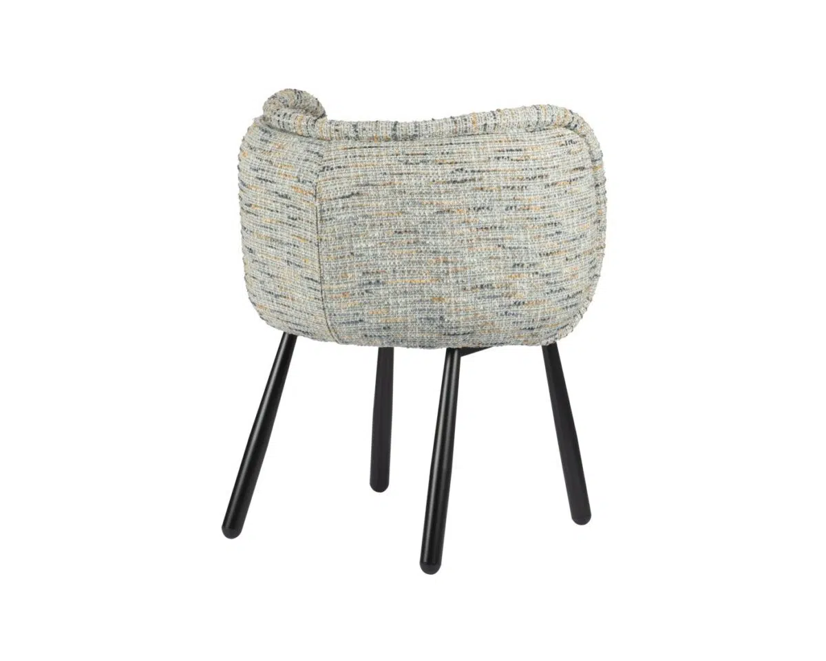 Een moderne stoel met een ronde, getextureerde, geweven stoffen zitting in lichtblauwe en beige tinten. De stoel heeft vier zwarte metalen poten die naar buiten zijn gekanteld voor stabiliteit. Het ontwerp is minimalistisch en eigentijds.
