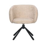 Een beige gestoffeerde stoel met een gebogen rugleuning en zitting, met een modern design. Hij staat op een zwart metalen onderstel met vier schuine poten.