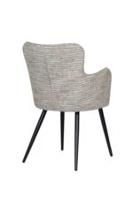 Een moderne gestoffeerde stoel met een getextureerde beige stof en een hoge rugleuning. Hij heeft vier strakke zwarte poten, die iets naar buiten zijn gericht, wat zorgt voor een stijlvol en eigentijds design. De afbeelding toont de stoel vanuit een driekwart achteraanzicht.