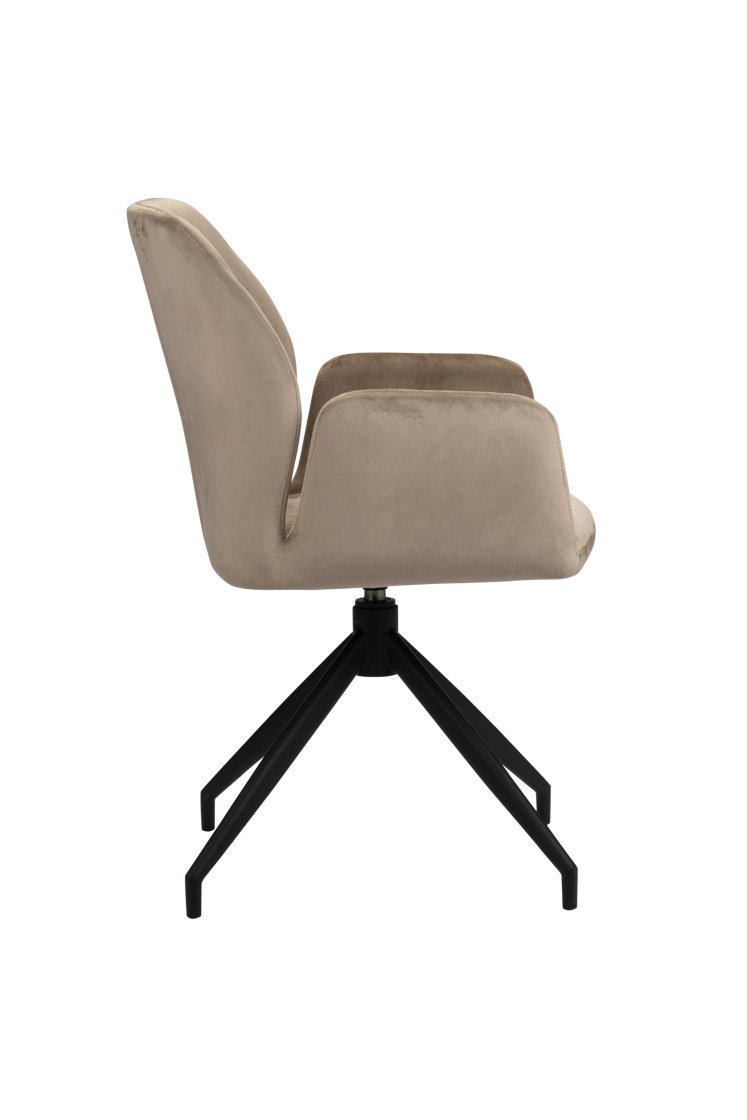 Zijaanzicht van een moderne, beige gestoffeerde stoel met een gebogen rugleuning en armleuningen, ondersteund door een zwarte, metalen draaivoet met vier schuin geplaatste poten.