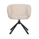 Beige gestoffeerde draaistoel met een ronde zitting en gebogen rugleuning. Heeft een zwarte, vierpotige metalen basis met gespreide poten. Minimalistisch en modern design, geschikt voor kantoor of thuisgebruik.