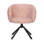 Een moderne stoel met een zachte roze stoffen bekleding en een brede, ronde rugleuning. De stoel staat op vier zwarte metalen poten die vanuit een centraal punt schuin staan en een stabiele basis vormen.