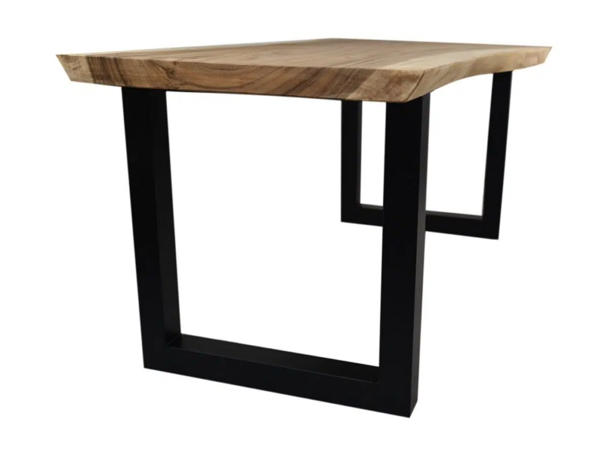 Een houten tafel met een natuurlijk, levendig blad en stevige zwarte metalen poten in een modern industrieel design. Het tafeloppervlak vertoont zichtbare houtnerfpatronen en de rechthoekige poten vormen een minimalistische basis.